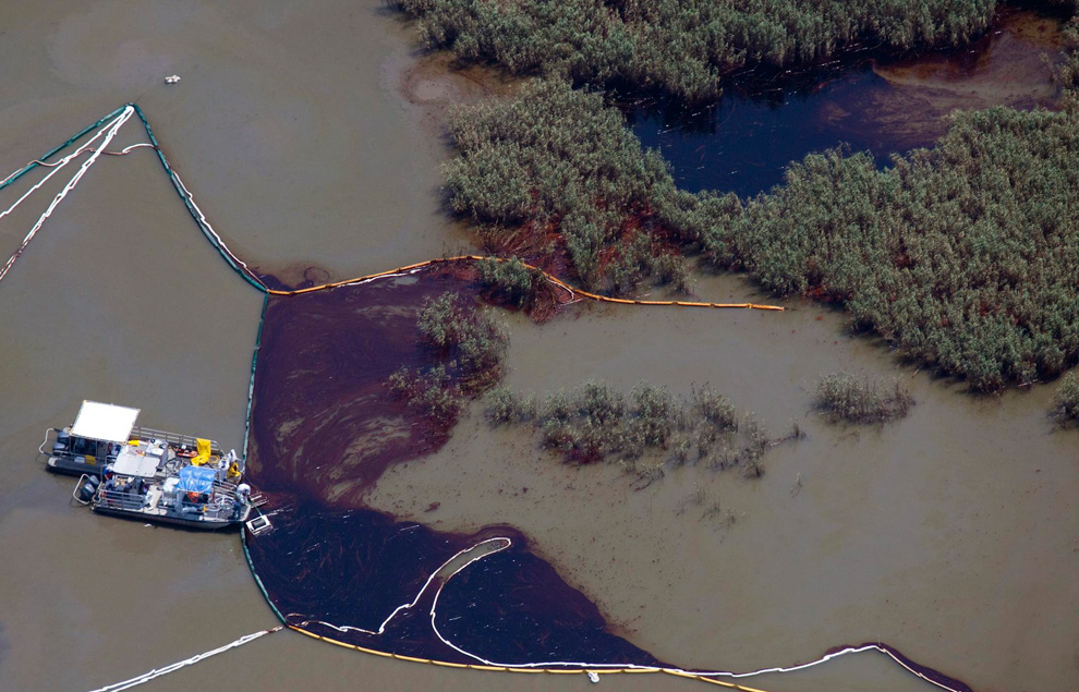 Fotografie HoverSpill - O situatie tipica intr-o zona mlastinoasa (Louisiana 2010) Fotografie HoverSpill - O situatie tipica intr-o zona mlastinoasa (Louisiana 2010)